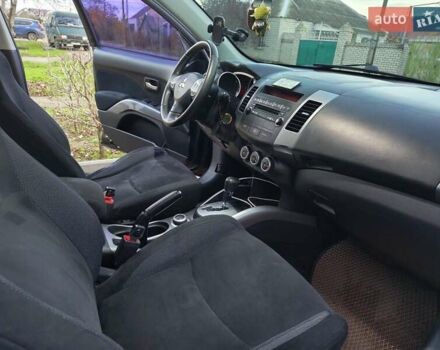 Черный Мицубиси Аутлендер, объемом двигателя 2.36 л и пробегом 192 тыс. км за 8800 $, фото 4 на Automoto.ua