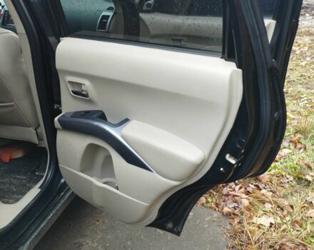 Черный Мицубиси Аутлендер, объемом двигателя 2 л и пробегом 242 тыс. км за 5500 $, фото 3 на Automoto.ua