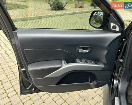 Черный Мицубиси Аутлендер, объемом двигателя 3 л и пробегом 77 тыс. км за 11800 $, фото 9 на Automoto.ua