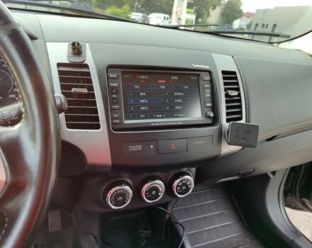 Черный Мицубиси Аутлендер, объемом двигателя 2 л и пробегом 104 тыс. км за 9900 $, фото 3 на Automoto.ua