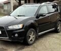 Черный Мицубиси Аутлендер, объемом двигателя 2 л и пробегом 300 тыс. км за 5500 $, фото 1 на Automoto.ua
