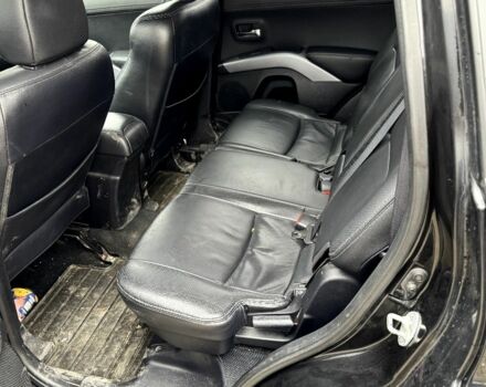 Черный Мицубиси Аутлендер, объемом двигателя 2 л и пробегом 300 тыс. км за 5500 $, фото 6 на Automoto.ua