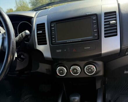 Чорний Міцубісі Аутлендер, об'ємом двигуна 2.36 л та пробігом 235 тис. км за 12500 $, фото 8 на Automoto.ua