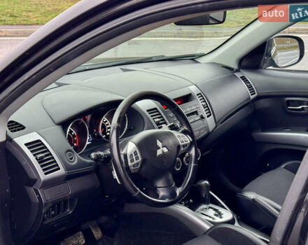 Чорний Міцубісі Аутлендер, об'ємом двигуна 2 л та пробігом 228 тис. км за 10550 $, фото 14 на Automoto.ua