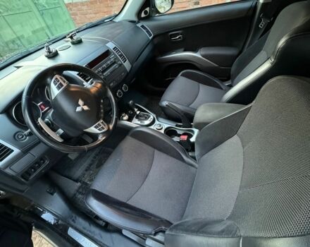 Черный Мицубиси Аутлендер, объемом двигателя 0 л и пробегом 215 тыс. км за 9500 $, фото 4 на Automoto.ua