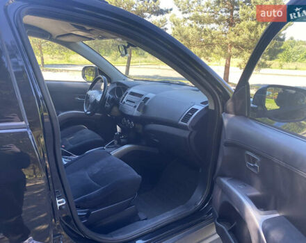 Черный Мицубиси Аутлендер, объемом двигателя 2.36 л и пробегом 155 тыс. км за 9000 $, фото 5 на Automoto.ua