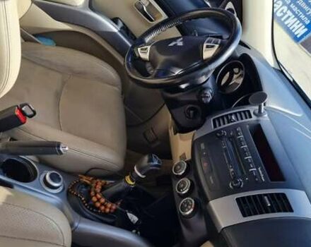 Черный Мицубиси Аутлендер, объемом двигателя 2.27 л и пробегом 195 тыс. км за 10500 $, фото 3 на Automoto.ua