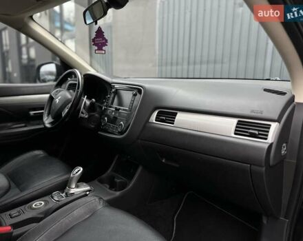 Чорний Міцубісі Аутлендер, об'ємом двигуна 2 л та пробігом 213 тис. км за 13888 $, фото 18 на Automoto.ua