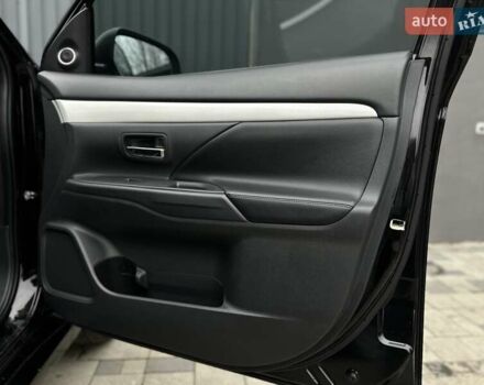 Чорний Міцубісі Аутлендер, об'ємом двигуна 2 л та пробігом 213 тис. км за 13888 $, фото 26 на Automoto.ua