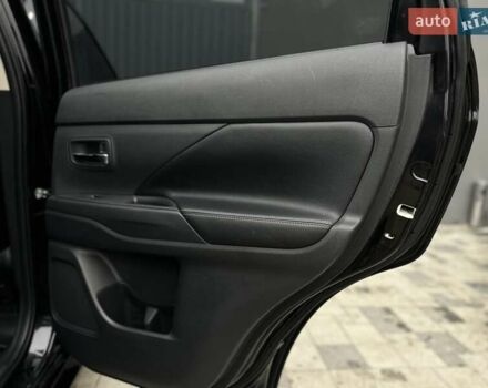 Чорний Міцубісі Аутлендер, об'ємом двигуна 2 л та пробігом 213 тис. км за 13888 $, фото 28 на Automoto.ua