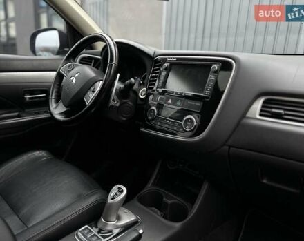 Чорний Міцубісі Аутлендер, об'ємом двигуна 2 л та пробігом 213 тис. км за 13888 $, фото 23 на Automoto.ua