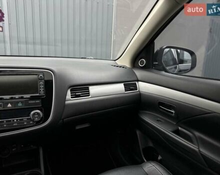 Чорний Міцубісі Аутлендер, об'ємом двигуна 2 л та пробігом 213 тис. км за 13888 $, фото 29 на Automoto.ua