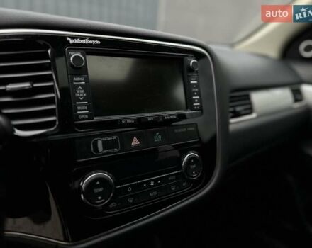 Чорний Міцубісі Аутлендер, об'ємом двигуна 2 л та пробігом 213 тис. км за 13888 $, фото 15 на Automoto.ua
