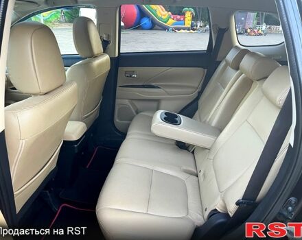 Черный Мицубиси Аутлендер, объемом двигателя 2.3 л и пробегом 219 тыс. км за 13600 $, фото 5 на Automoto.ua