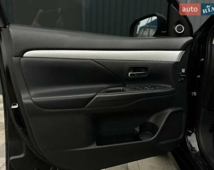 Чорний Міцубісі Аутлендер, об'ємом двигуна 2 л та пробігом 213 тис. км за 13888 $, фото 9 на Automoto.ua