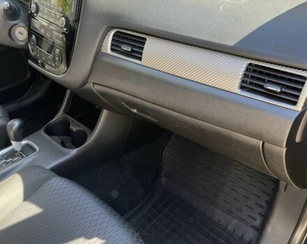 Черный Мицубиси Аутлендер, объемом двигателя 2 л и пробегом 150 тыс. км за 12000 $, фото 5 на Automoto.ua