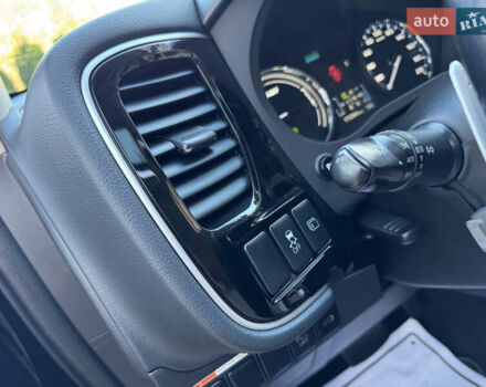 Чорний Міцубісі Аутлендер, об'ємом двигуна 2 л та пробігом 173 тис. км за 15299 $, фото 85 на Automoto.ua