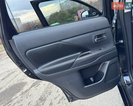 Чорний Міцубісі Аутлендер, об'ємом двигуна 2 л та пробігом 157 тис. км за 15299 $, фото 92 на Automoto.ua