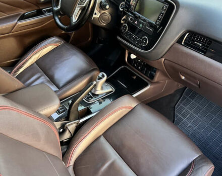 Чорний Міцубісі Аутлендер, об'ємом двигуна 2 л та пробігом 233 тис. км за 18000 $, фото 6 на Automoto.ua