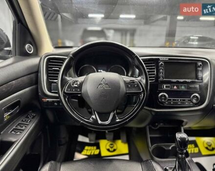 Міцубісі Аутлендер 2016 у Чернівцях на Automoto.ua Чорний Міцубісі Аутлендер, об'ємом двигуна 2.2 л та пробігом 214 тис. км за 20400 $, фото 12 на Automoto.ua