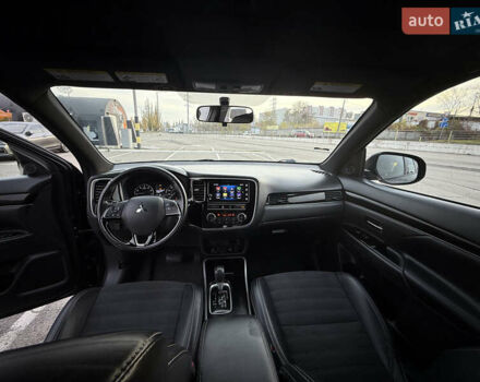 Черный Мицубиси Аутлендер, объемом двигателя 2.36 л и пробегом 153 тыс. км за 14800 $, фото 5 на Automoto.ua