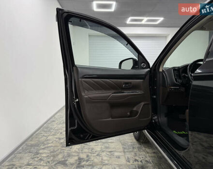 Чорний Міцубісі Аутлендер, об'ємом двигуна 2 л та пробігом 67 тис. км за 22999 $, фото 17 на Automoto.ua