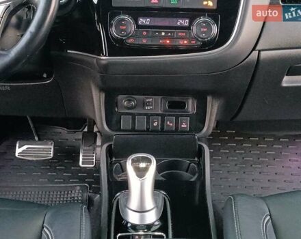 Чорний Міцубісі Аутлендер, об'ємом двигуна 2 л та пробігом 115 тис. км за 23700 $, фото 26 на Automoto.ua