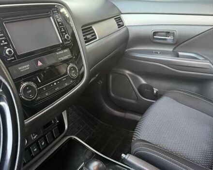 Чорний Міцубісі Аутлендер, об'ємом двигуна 2 л та пробігом 81 тис. км за 18950 $, фото 7 на Automoto.ua