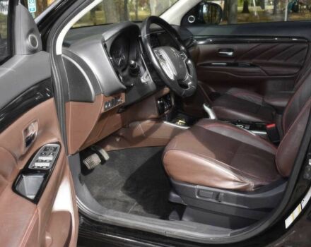 Чорний Міцубісі Аутлендер, об'ємом двигуна 2 л та пробігом 45 тис. км за 14000 $, фото 6 на Automoto.ua