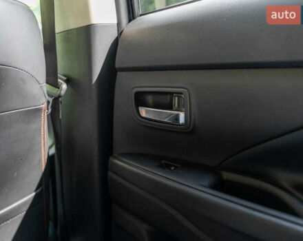 Черный Мицубиси Аутлендер, объемом двигателя 2.4 л и пробегом 56 тыс. км за 18500 $, фото 2 на Automoto.ua