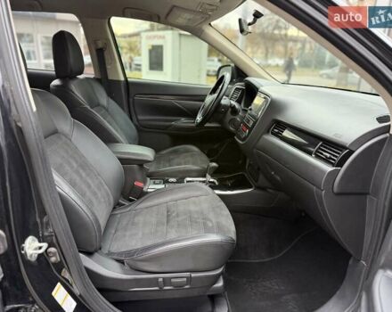 Чорний Міцубісі Аутлендер, об'ємом двигуна 2.36 л та пробігом 106 тис. км за 16250 $, фото 10 на Automoto.ua