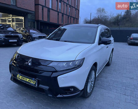 Черный Мицубиси Аутлендер, объемом двигателя 2.4 л и пробегом 53 тыс. км за 32900 $, фото 2 на Automoto.ua