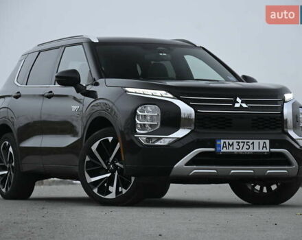 Черный Мицубиси Аутлендер, объемом двигателя 2.36 л и пробегом 20 тыс. км за 37400 $, фото 1 на Automoto.ua