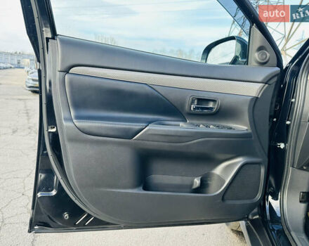 Черный Мицубиси Аутлендер, объемом двигателя 2.36 л и пробегом 64 тыс. км за 29900 $, фото 16 на Automoto.ua