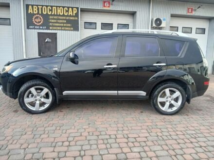Черный Мицубиси Аутлендер, объемом двигателя 3 л и пробегом 300 тыс. км за 9600 $, фото 1 на Automoto.ua