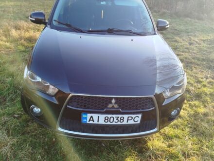 Черный Мицубиси Аутлендер, объемом двигателя 2 л и пробегом 261 тыс. км за 9700 $, фото 1 на Automoto.ua