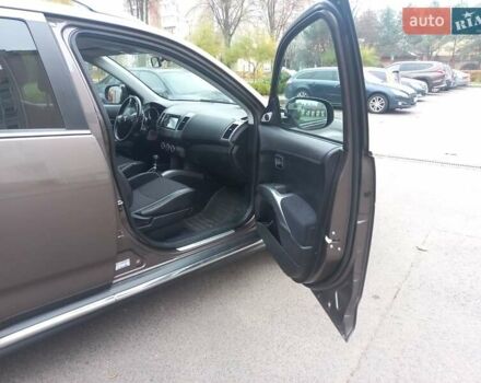 Коричневий Міцубісі Аутлендер, об'ємом двигуна 2.2 л та пробігом 240 тис. км за 10900 $, фото 9 на Automoto.ua