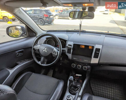 Коричневый Мицубиси Аутлендер, объемом двигателя 2.27 л и пробегом 242 тыс. км за 10900 $, фото 9 на Automoto.ua