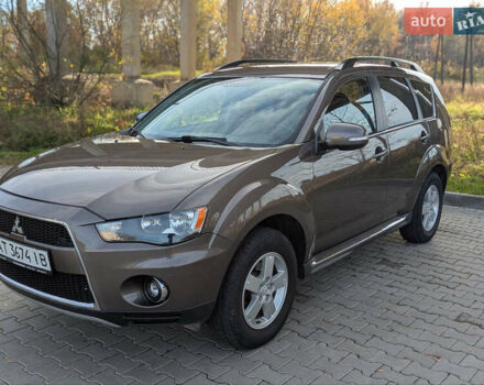 Коричневый Мицубиси Аутлендер, объемом двигателя 2.27 л и пробегом 242 тыс. км за 10900 $, фото 1 на Automoto.ua