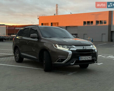 Коричневый Мицубиси Аутлендер, объемом двигателя 2.36 л и пробегом 188 тыс. км за 13000 $, фото 2 на Automoto.ua