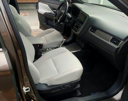 Коричневый Мицубиси Аутлендер, объемом двигателя 2 л и пробегом 17 тыс. км за 30000 $, фото 4 на Automoto.ua