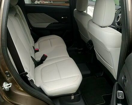 Коричневый Мицубиси Аутлендер, объемом двигателя 2 л и пробегом 17 тыс. км за 30000 $, фото 6 на Automoto.ua