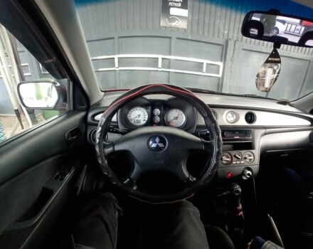 Красный Мицубиси Аутлендер, объемом двигателя 2 л и пробегом 217 тыс. км за 6250 $, фото 2 на Automoto.ua