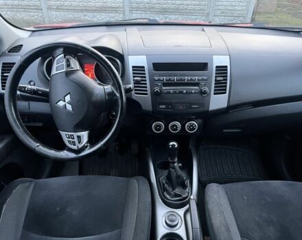 Красный Мицубиси Аутлендер, объемом двигателя 2 л и пробегом 290 тыс. км за 4700 $, фото 5 на Automoto.ua