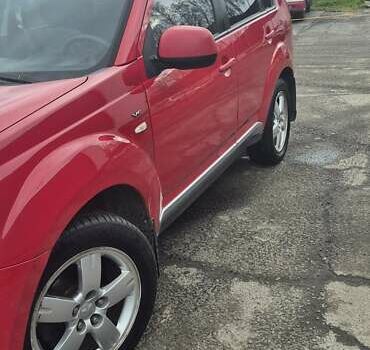 Красный Мицубиси Аутлендер, объемом двигателя 3 л и пробегом 351 тыс. км за 8000 $, фото 2 на Automoto.ua