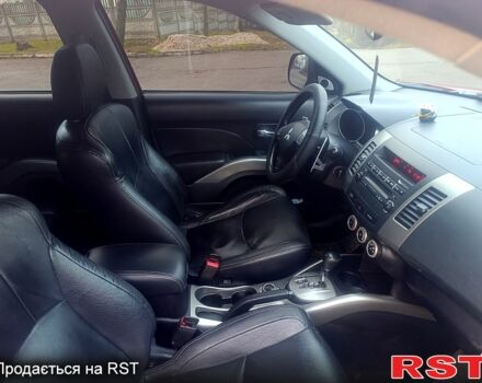 Красный Мицубиси Аутлендер, объемом двигателя 3 л и пробегом 205 тыс. км за 9000 $, фото 7 на Automoto.ua