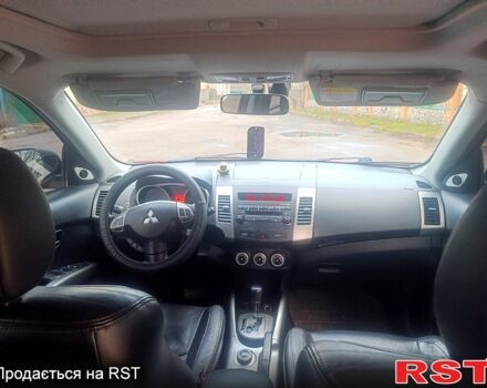 Красный Мицубиси Аутлендер, объемом двигателя 3 л и пробегом 205 тыс. км за 9000 $, фото 8 на Automoto.ua