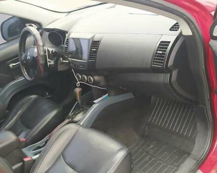 Красный Мицубиси Аутлендер, объемом двигателя 3 л и пробегом 260 тыс. км за 9000 $, фото 2 на Automoto.ua