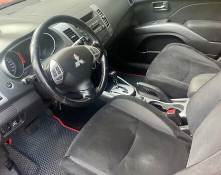 Красный Мицубиси Аутлендер, объемом двигателя 2.36 л и пробегом 306 тыс. км за 9300 $, фото 7 на Automoto.ua