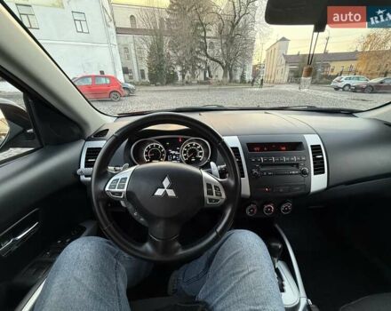 Красный Мицубиси Аутлендер, объемом двигателя 2.36 л и пробегом 134 тыс. км за 10600 $, фото 13 на Automoto.ua